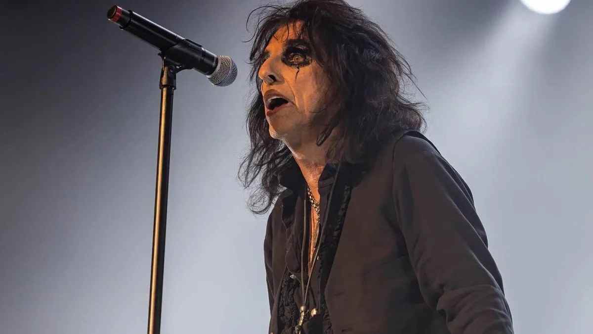 best-bands-hailed-from-Arizona-alice-cooper